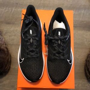 Nike new with original box women’s zoom Winflo seven, size 9